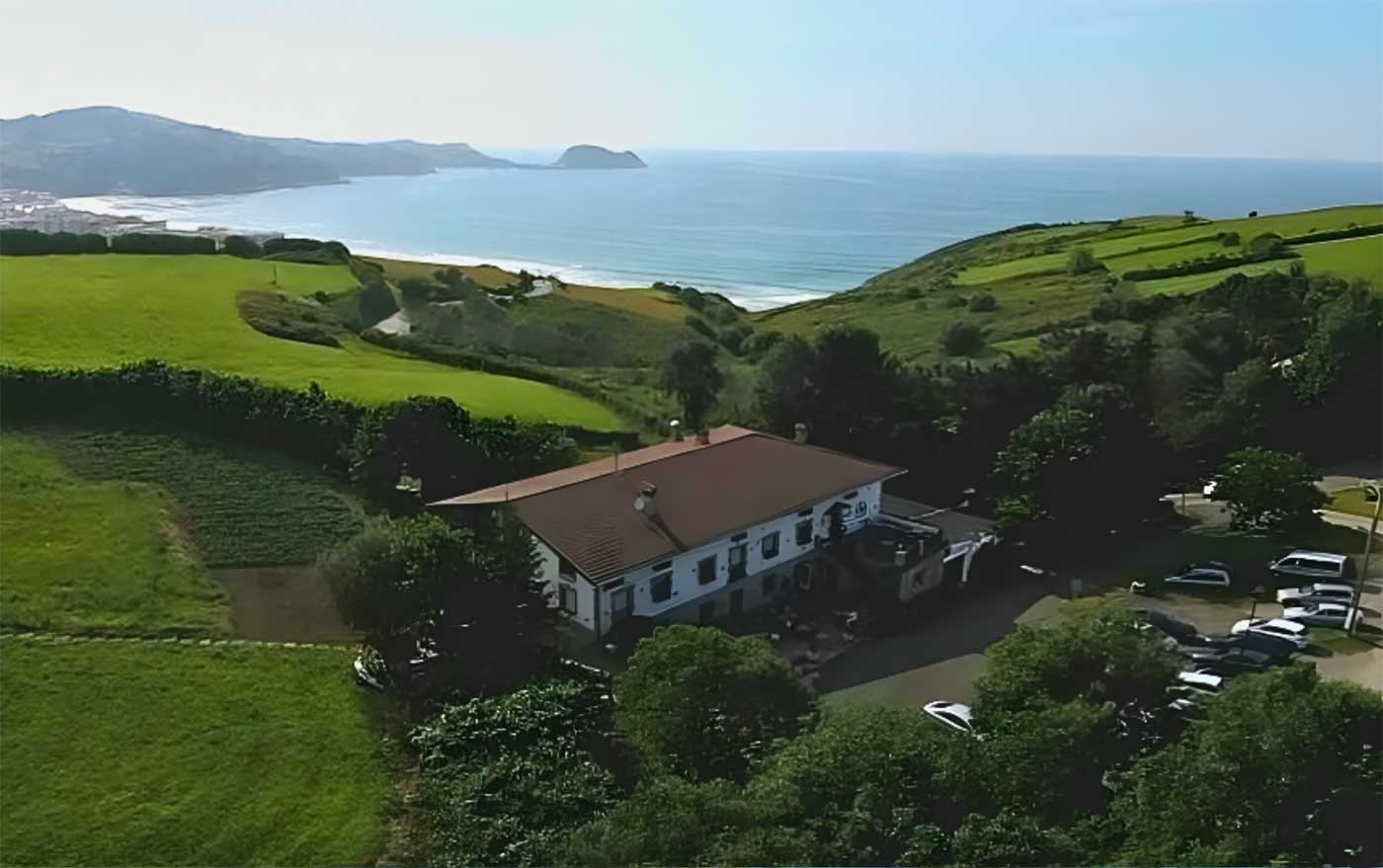 Un caserío con encanto y descanso inolvidable frente al Cantábrico