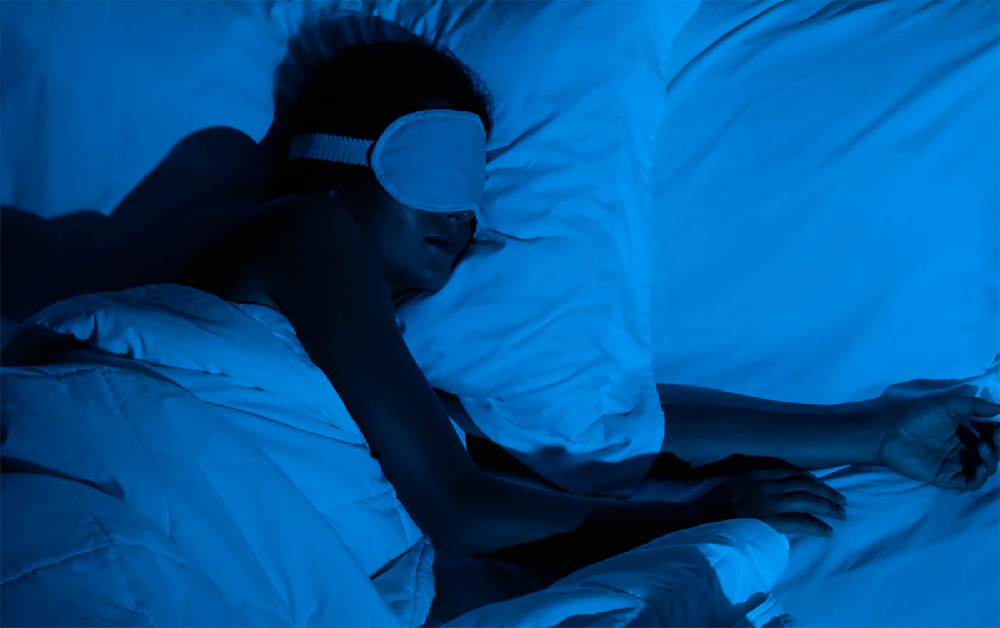 ¿Por qué es bueno dormir completamente a oscuras?