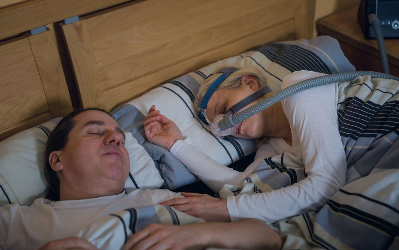 Dormir en una cama articulada puede reducir la apnea del sueño hasta un 30%.